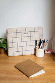 Hindbag Ava Small 13-tums Laptop-fodral - Off White/Blue Check