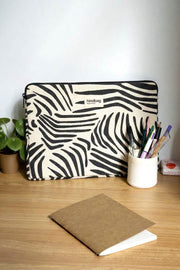 Hindbag Ava Medium 15-tums laptopfodral - Ecru Zebra