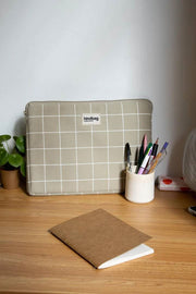 Hindbag Ava Small 13-tums laptopfodral - Sage Green/White Check