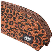 Roka Tate liten bomullscanvaspåse - Mini Leopard Brun