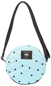 Roka Paddington Small Crossbody-väska i återvunnen canvas - Hjärttryck blå