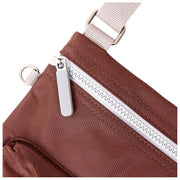 Roka Chelsea B Medium Återvunnen Nylon Crossbody-väska - Rocky Road Brown