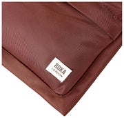 Roka Chelsea B Medium Återvunnen Nylon Crossbody-väska - Rocky Road Brown