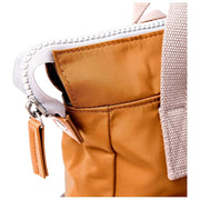Roka Bantry B Liten Återvunnen Nylon Ryggsäck - Biscuit Brown
