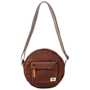 Roka Paddington Small Crossbody-väska i återvunnen nylon - Rocky Road Brown