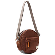 Roka Paddington Small Crossbody-väska i återvunnen nylon - Rocky Road Brown