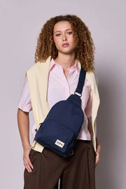 Hindbag Felix Sling Bag - Marinblå