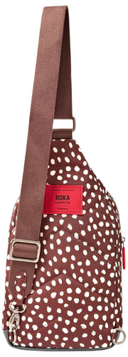 Roka Willesden Large Crossbody-väska i återvunnen canvas - brun fläck