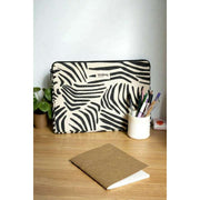 Hindbag Ava Medium 15-tums laptopfodral - Ecru Zebra