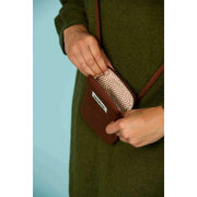 Hindbag Bill Phone Bag - Chokladbrun