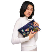 Powder Brodered Velvet Zip Pouch - Marinblå