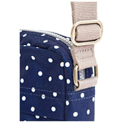 Roka Bond Återvunnen Canvas Crossbody-väska - Marinblå Polka Dot