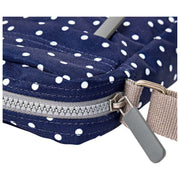 Roka Bond Återvunnen Canvas Crossbody-väska - Marinblå Polka Dot