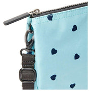 Roka Carnaby XL Återvunnen Canvas Crossbody-väska - Blå/blå hjärtan