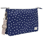 Roka Carnaby XL Återvunnen Canvas Crossbody-väska - Marinblå Polka Dot