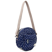 Roka Paddington B Crossbody-väska i återvunnen canvas - Marinblå Polka Dot