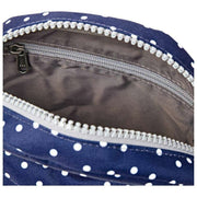Roka Paddington B Crossbody-väska i återvunnen canvas - Marinblå Polka Dot