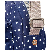 Roka Paddington B Crossbody-väska i återvunnen canvas - Marinblå Polka Dot