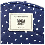 Roka Paddington B Crossbody-väska i återvunnen canvas - Marinblå Polka Dot