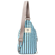 Roka Willesden B Large Crossbody-väska i återvunnen canvas - blå rand