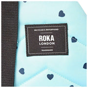 Roka Willesden B Large Crossbody-väska i återvunnen canvas - Blå/Blå hjärtan